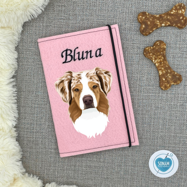 Designbeispiel der Impfpasshülle hellrosa für die Hunderasse Australian Shepherd red merle tan